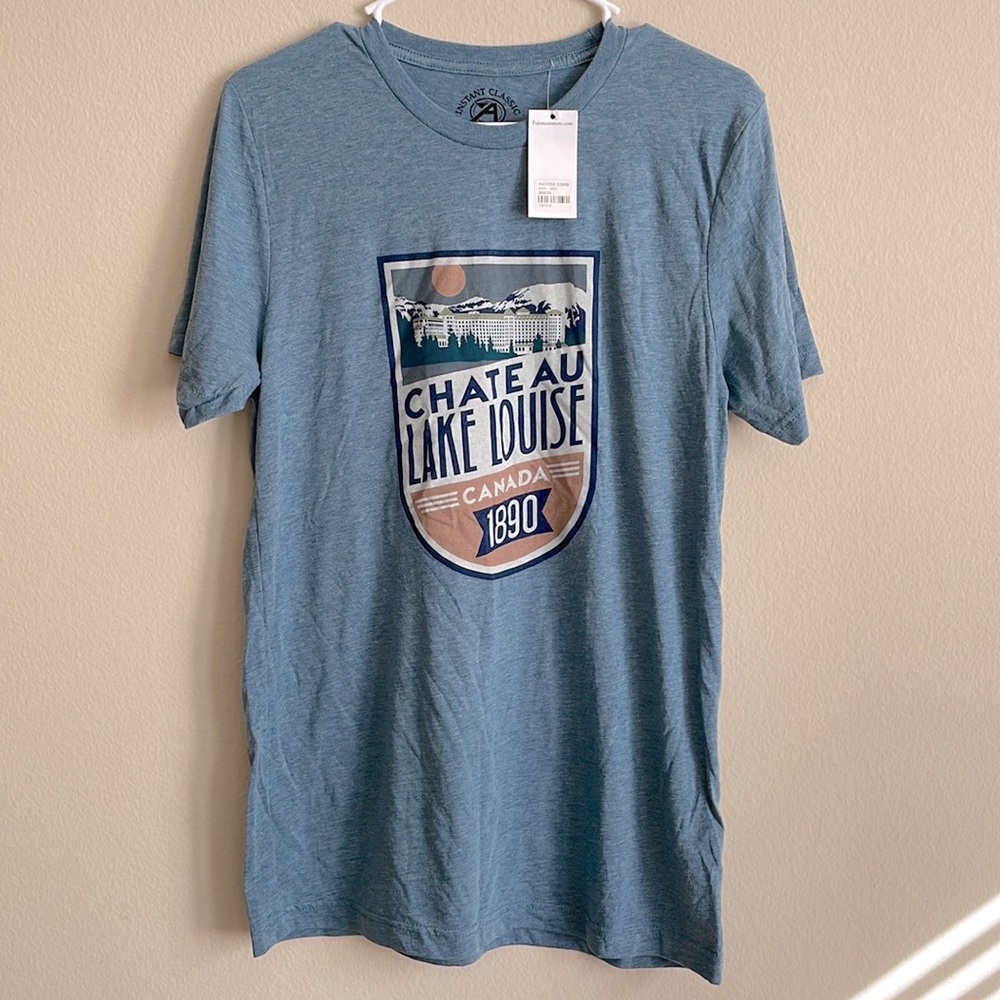 Chateau Lake House Canada T-shirt. Size M